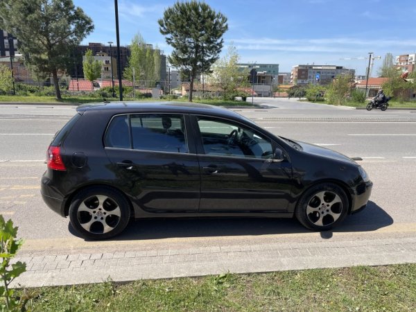 Tirane, shes makine Golf V Nafte, e zeze automatik Kondicioner 260.000 km