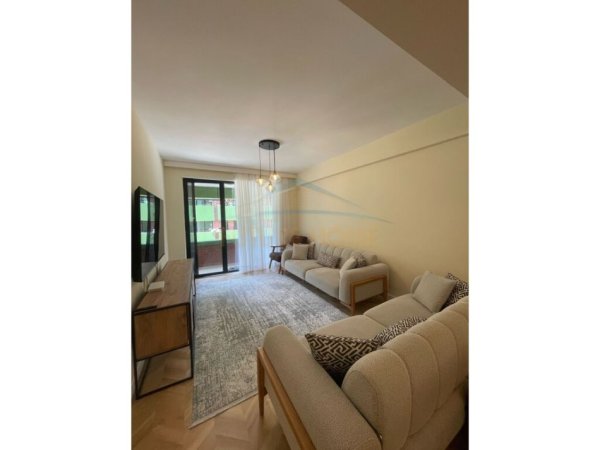 Tirane, jepet me qera apartament 3+1+Ballkon Kati 3, 150 m² 1.200 € (Rruga Kodra e Diellit)
