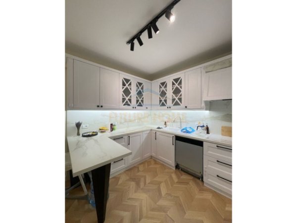Tirane, jepet me qera apartament 3+1+Ballkon Kati 3, 150 m² 1.200 € (Rruga Kodra e Diellit)