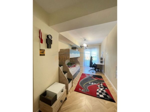 Tirane, jepet me qera apartament 3+1+Ballkon Kati 3, 150 m² 1.200 € (Rruga Kodra e Diellit)