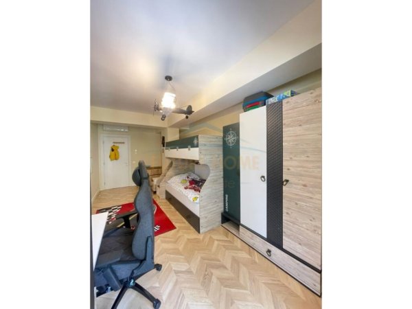 Tirane, jepet me qera apartament 3+1+Ballkon Kati 3, 150 m² 1.200 € (Rruga Kodra e Diellit)