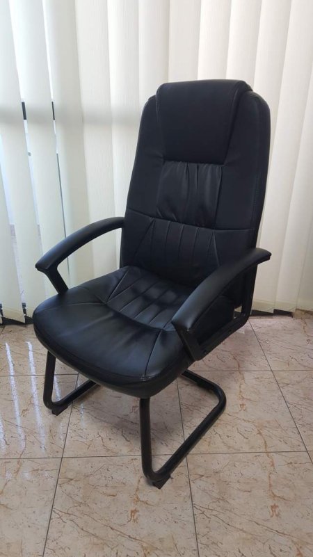 Tirane, shes Shitet tavoline dhe karrige drejtuesi ne 12.000 Leke