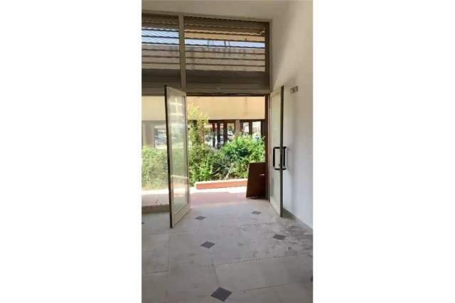 Tirane, shitet dyqan Kati 0, 27 m² 39.000 Euro (Rruga Foto Xhavella - Astir)