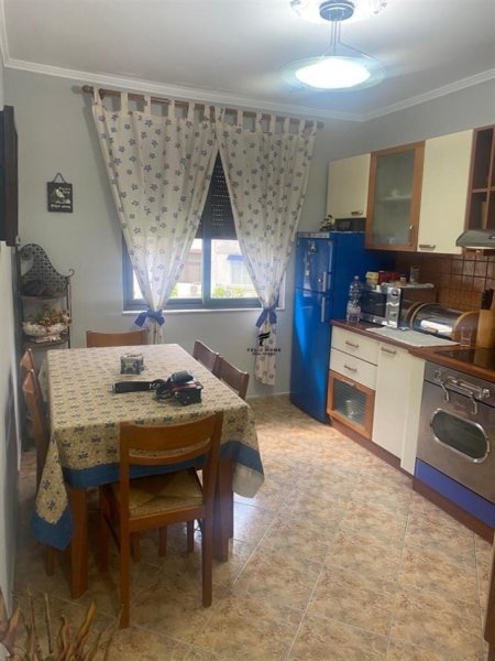 Tirane, jepet me qera apartament 3+1 Kati 4, 80 m² 600 € (RRUGA MINE PEZA)