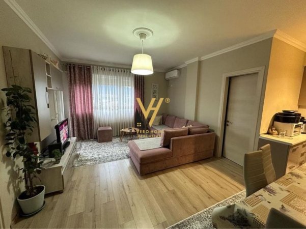 Tirane, jepet me qera apartament 1+1+Ballkon Kati 4, 75 m² 600 € (LIQENI I THATE)