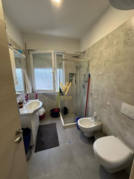 Tirane, jepet me qera apartament 1+1+Ballkon Kati 4, 75 m² 600 € (LIQENI I THATE)