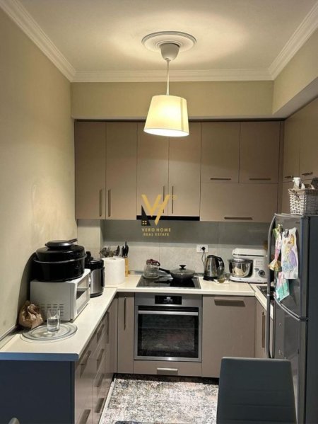 Tirane, jepet me qera apartament 1+1+Ballkon Kati 4, 75 m² 600 € (LIQENI I THATE)