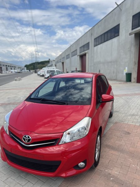 Tirane, shitet makine Toyota Yaris 2013 Benzin, e kuqe manuale Kondicioner 181.800 km 6.200 €
