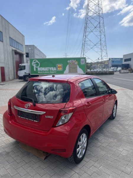 Tirane, shitet makine Toyota Yaris 2013 Benzin, e kuqe manuale Kondicioner 181.800 km 6.200 €