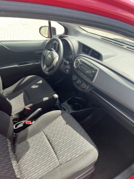Tirane, shitet makine Toyota Yaris 2013 Benzin, e kuqe manuale Kondicioner 181.800 km 6.200 €