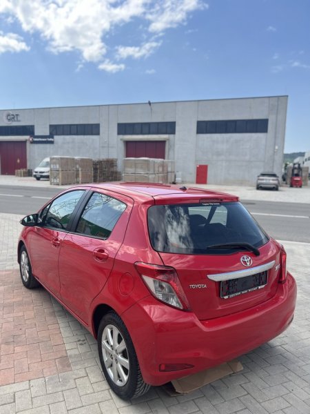 Tirane, shitet makine Toyota Yaris 2013 Benzin, e kuqe manuale Kondicioner 181.800 km 6.200 €