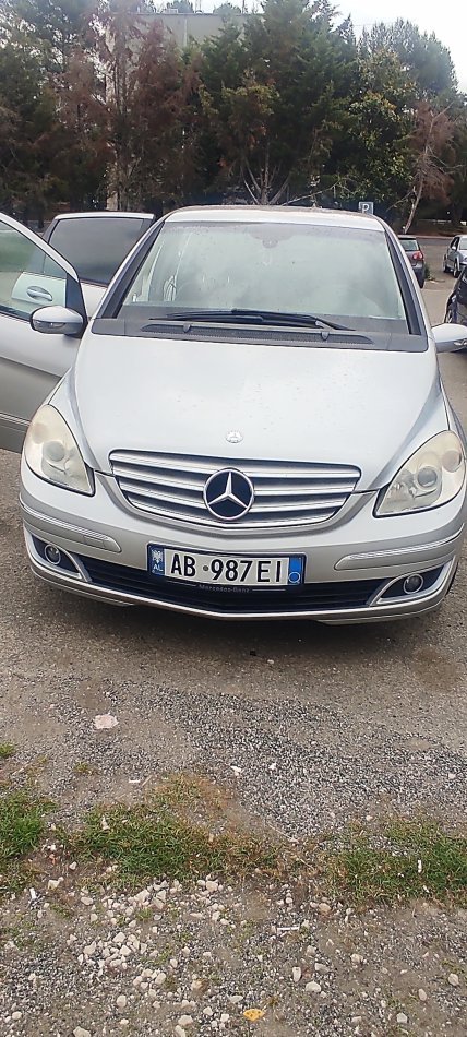 Tirane, shitet makine Mercedes Benz Benzin+Gaz, gri e erret automatik Kondicioner 290.000 km 4.500 €