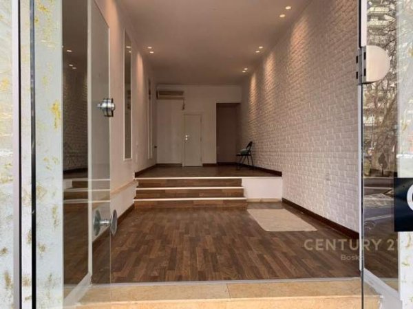 Tirane, shitet dyqan Kati 0, 35 m² 185.000 Euro (Pallatet Agimi)