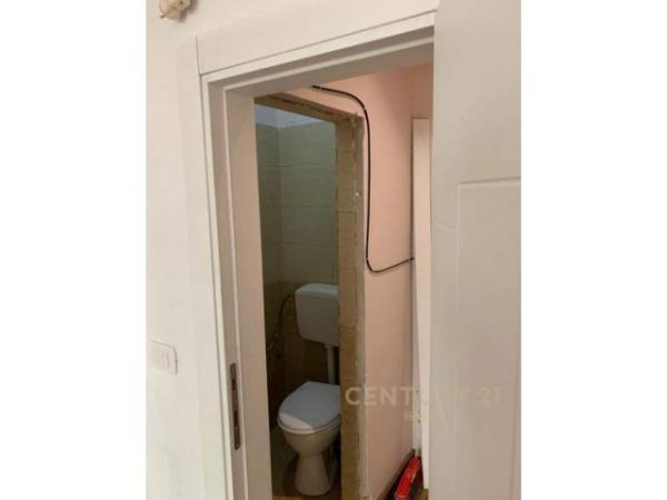 Tirane, shitet dyqan Kati 0, 35 m² 185.000 Euro (Pallatet Agimi)