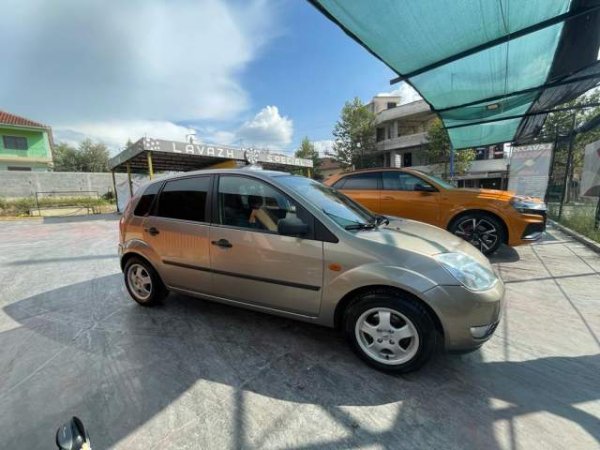 Tirane, shitet makine Ford Fiesta Viti 2004, 2.000 Euro