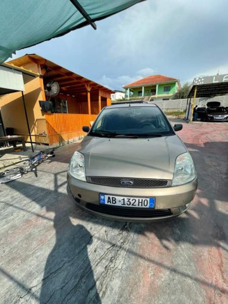 Tirane, shitet makine Ford Fiesta Viti 2004, 2.000 Euro