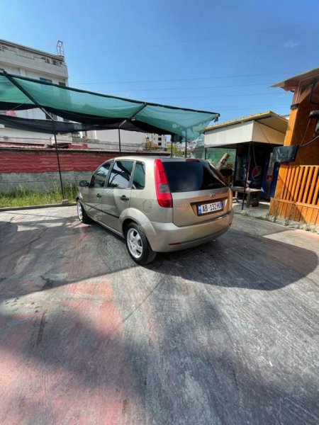 Tirane, shitet makine Ford Fiesta Viti 2004, 2.000 Euro
