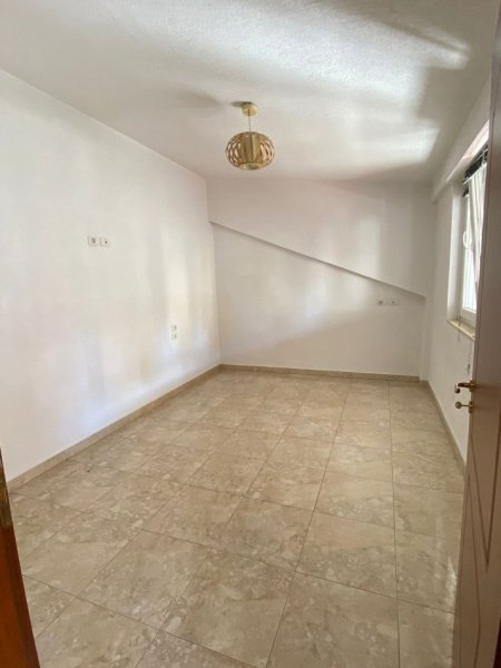 Tirane, jepet me qera apartament 3+1 Kati 7, 360 m² 1.200 € (Liqeni i Thate)