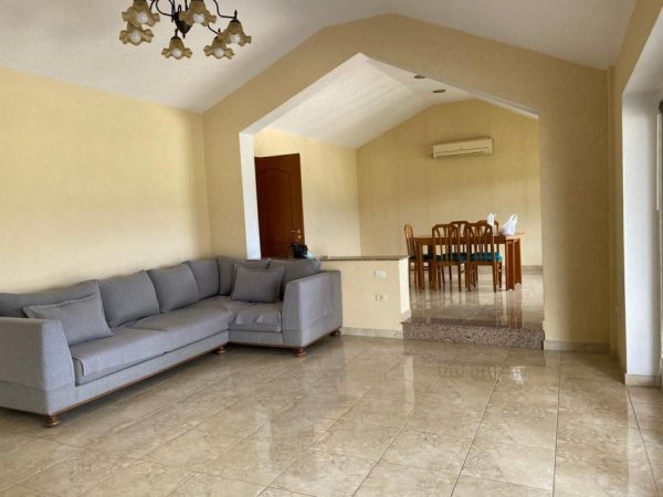 Tirane, jepet me qera apartament 3+1 Kati 7, 360 m² 1.200 € (Liqeni i Thate)