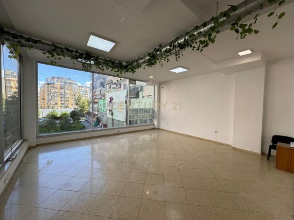 AMBIENT BIZNESI PER SHITJE TE MBIKALIMI I KOMUNES SE PARISIT!Neom94296