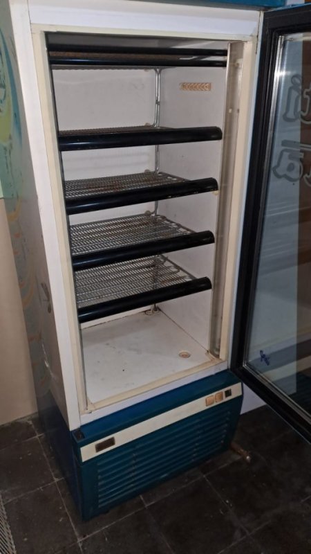 Tirane, shiten 2  Frigorifer kollone per dyqan
