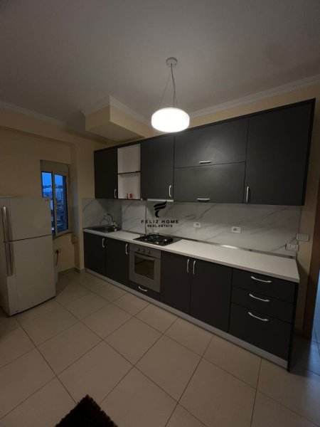 Tirane, jepet me qera apartament 2+1 Kati 4, 78 m² 500 € (BRRYLI)