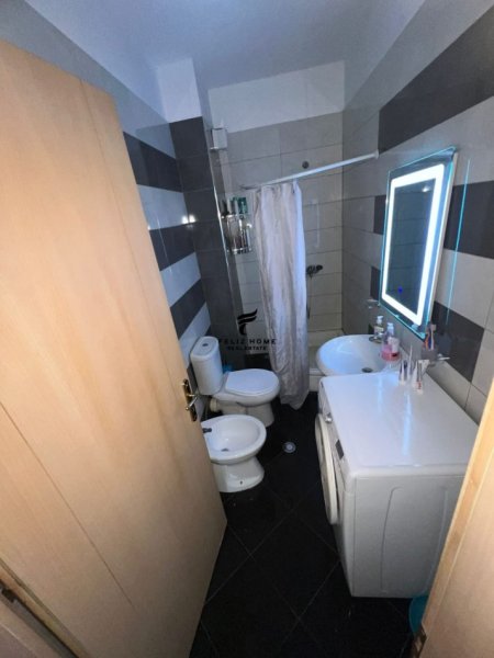 Tirane, jepet me qera apartament 2+1 Kati 4, 78 m² 500 € (BRRYLI)