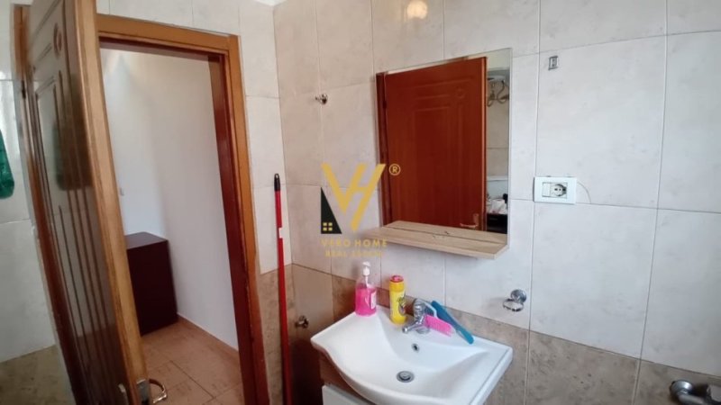 Tirane, jepet me qera apartament 2+1+Ballkon Kati 4, 94 m² 500 € (KINOSTUDIO)