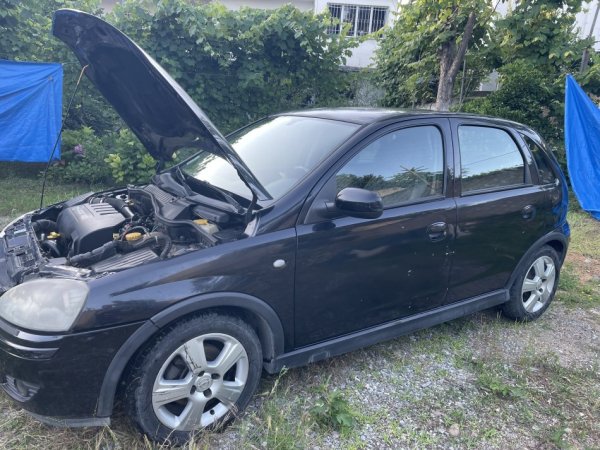 Tirane, shes makine Opel corsa Nafte, e zeze manuale Kondicioner 190.000 km 1400€