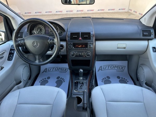 Tirane, shes makine MERCEDES A-CLASS Benzin, gri metalizato automatik Klima 131.000 km 4.300 €