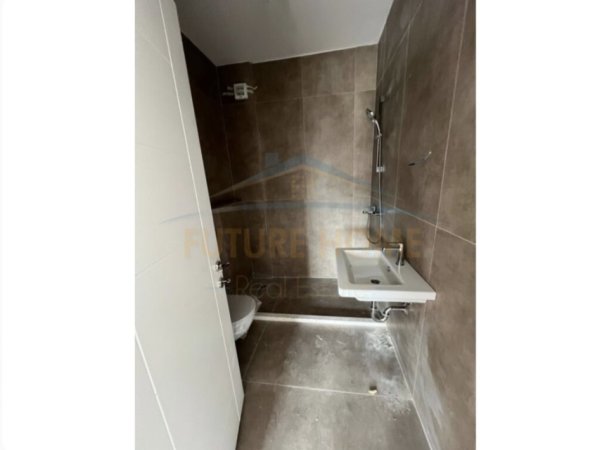 Tirane, shitet apartament 2+1+2 Kati 7, 87 m² 150.000 € (Porcelan)