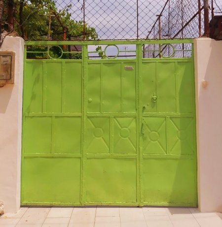 Shkoder, shes DERE TE JASHTME SHTEPIE 349 € , gjeresia 2m e 46 cm dhe lartesia 2 m e 20cm