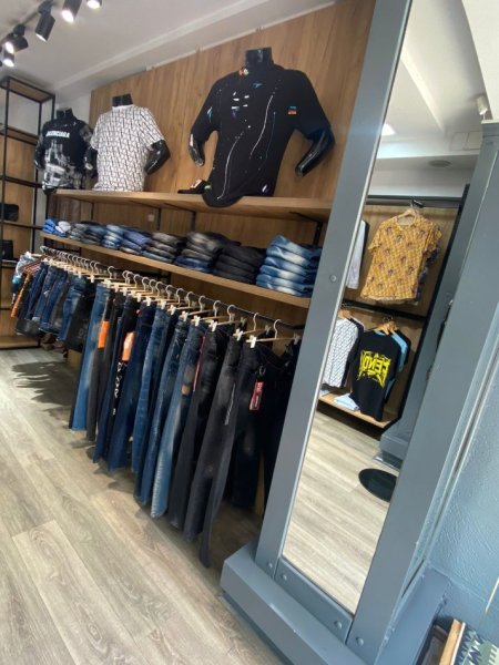 Shitet biznesi me rroba per meshkuj  X BUTIK TIRANA (21 Dhjetori, rruga Muhamet Gjollesha)