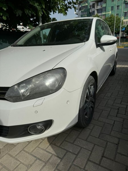 Tirane, jap me qera makine Golf Benzin+Gaz, e bardhë automatik 45 €