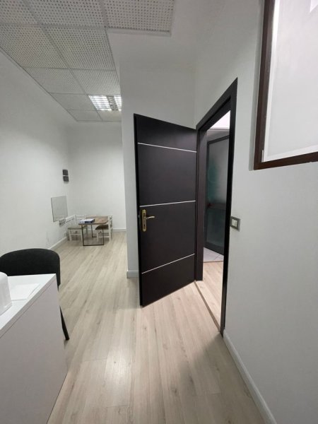 Tirane, shitet ambjent biznesi Kati 1, 32 m² 90.000 € (Rruga Dibres)