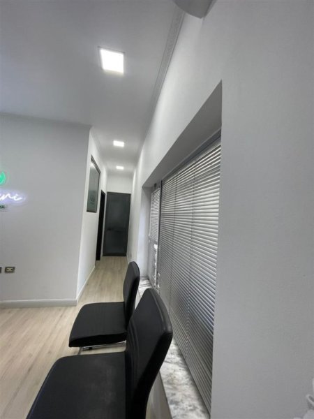 Tirane, shitet ambjent biznesi Kati 3, 34 m² 90.000 € (Selvia)