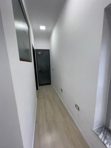 Tirane, shitet ambjent biznesi Kati 3, 34 m² 90.000 € (Selvia)