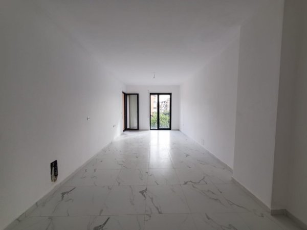 Tirane, shitet apartament 2+1+2 tualete Ballkon Kati 1, 123 m² 170.000 €