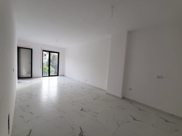 Tirane, shitet apartament 2+1+2 tualete Ballkon Kati 1, 123 m² 170.000 €