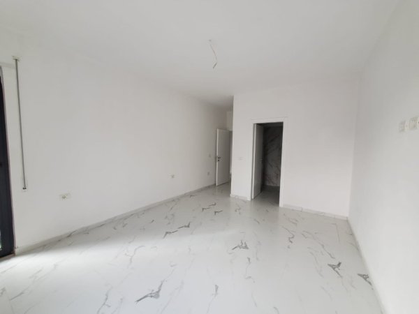 Tirane, shitet apartament 2+1+2 tualete Ballkon Kati 1, 123 m² 170.000 €