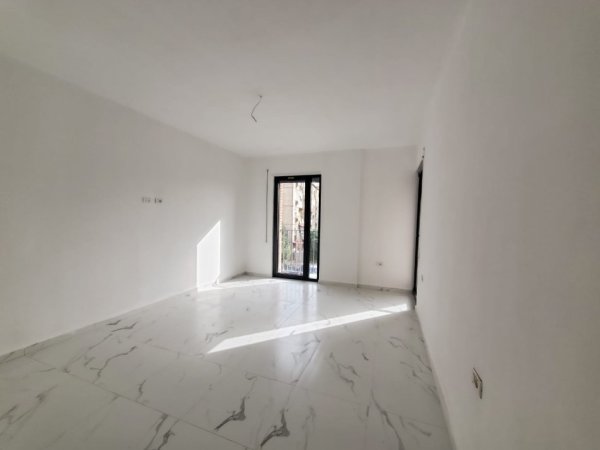Tirane, shitet apartament 2+1+2 tualete Ballkon Kati 1, 123 m² 170.000 €
