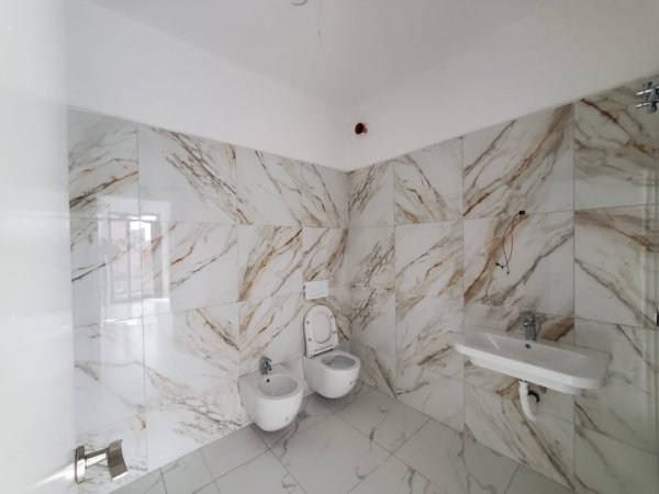 Tirane, shitet apartament 2+1+2 tualete Ballkon Kati 1, 123 m² 170.000 €