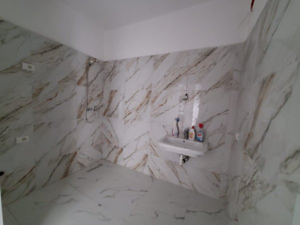 Tirane, shitet apartament 2+1+2 tualete Ballkon Kati 1, 123 m² 170.000 €