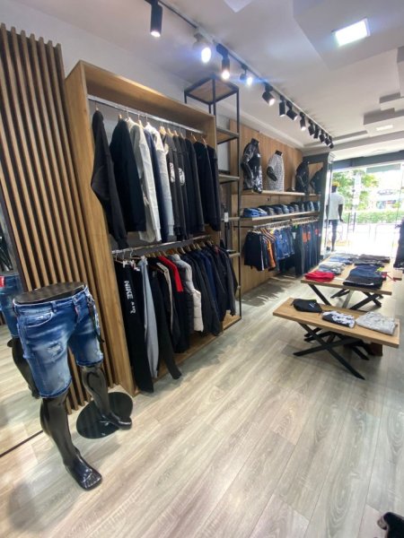 Tirane, shitet  biznesi me rroba per meshkuj.  Kati 1, 50 m² (21 Dhjetori, rruga Muhamet Gjollesha)