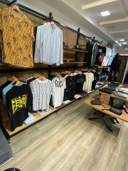 Tirane, shitet  biznesi me rroba per meshkuj.  Kati 1, 50 m² (21 Dhjetori, rruga Muhamet Gjollesha)