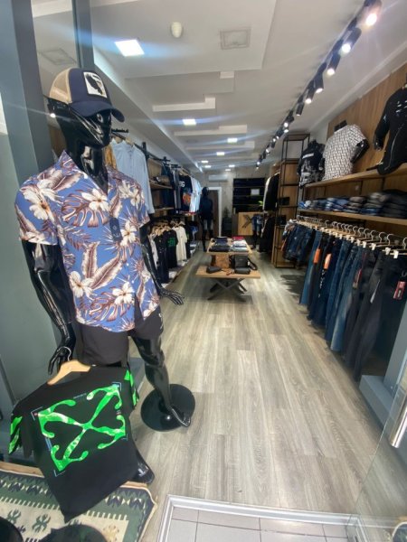 Tirane, shitet  biznesi me rroba per meshkuj.  Kati 1, 50 m² (21 Dhjetori, rruga Muhamet Gjollesha)