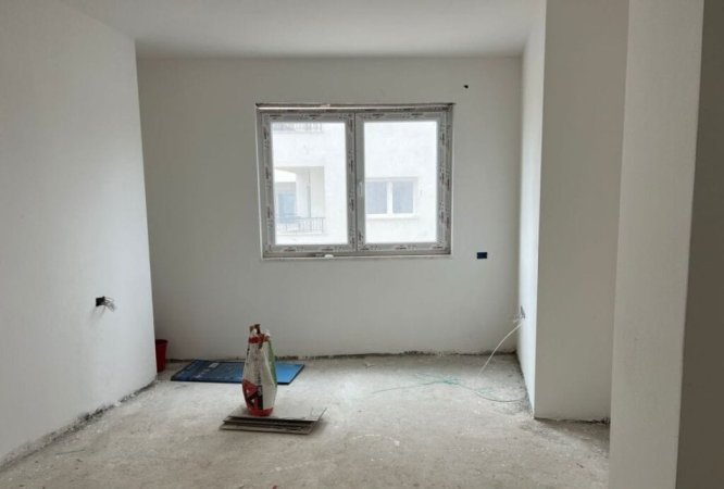 Shitet apartament 2+1+Post Parkimi 270.000 € (Kafe flora)