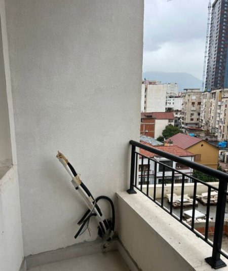 Shitet apartament 2+1+Post Parkimi 270.000 € (Kafe flora)