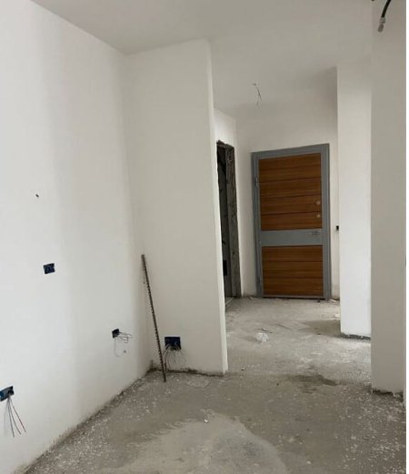 Shitet apartament 2+1+Post Parkimi 270.000 € (Kafe flora)