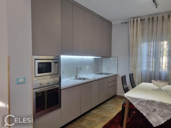 Tirane, jepet me qera apartament 2+1+Ballkon Kati 3, 105 m² 600 € (3 VLLEZERIT KONDI)